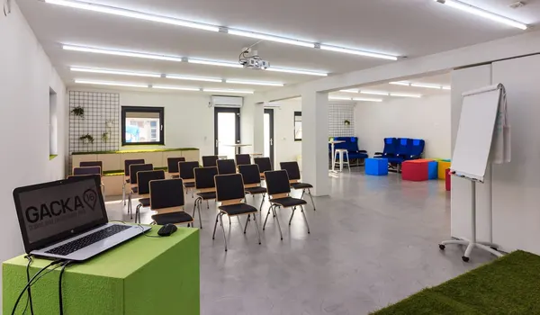 Dvorana: pogled od laptopa prema stolicama